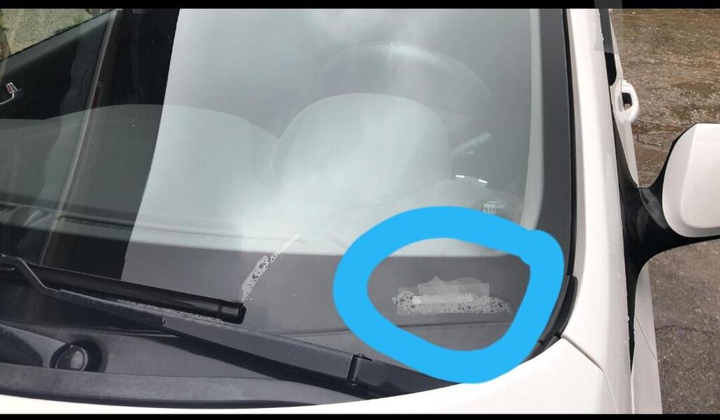 Номер шасси под лобовым стеклом. Фото: пресс-служба полицииnullnull Номер шасси под лобовым стеклом. Фото: пресс-служба полиции