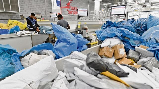 Посылки из Китая. Фото: Хорхе Новоминский (צילום: חורחה נובומינסקי) Посылки из Китая. Фото: Хорхе Новоминский