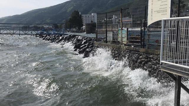 Волны на Кинерете. Фото: Нир Римон