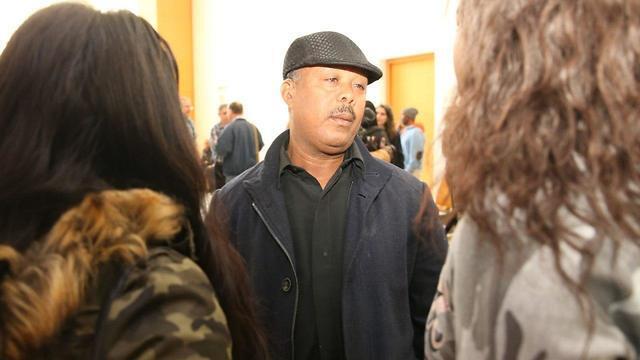 Отец Соломона Така у входа в зал заседаний суда. Фото: Эльад Гершгорн