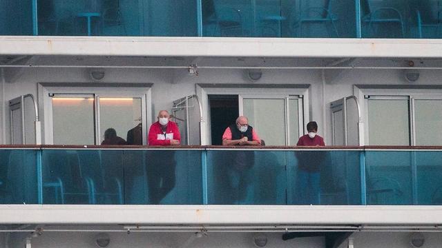 Пассажиры в карантине на борту Diamond Princess. Фото: AFP
