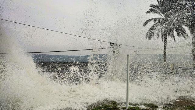 Ветер на Кинерете и выплескивающаяся на променад вода. Фото: Ошри Вайцман