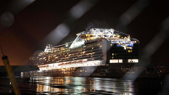 Лайнер Diamond Princess в порту Иокогамы. Фото: AFP (צילום: AFP) Лайнер Diamond Princess в порту Иокогамы. Фото: AFP