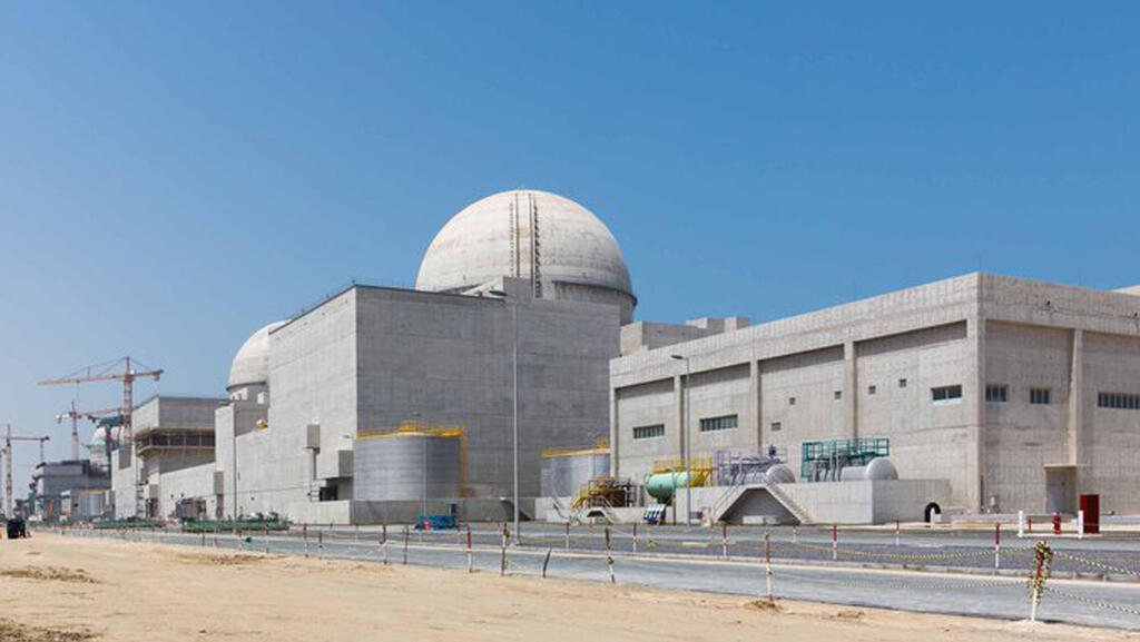 A nuclear power plant in the United Arab Emirates; the UAE signed the 'gold standard' agreement for stringent international oversight כור גרעיני תחנת כוח גרעינית בשם ברכה ב איחוד האמירויות הערביות
