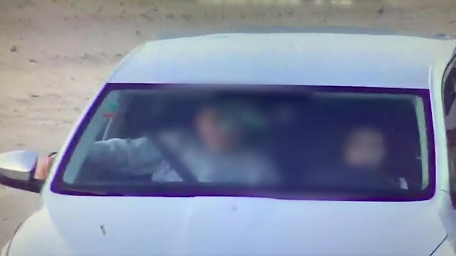 10-летняя дочь за рулем. Фото с камер наружного наблюдения муниципалитета Кармиэля (צילום: מצלמות אבטחה עיריית כרמיאל ) 10-летняя дочь за рулем. Фото с камер наружного наблюдения муниципалитета Кармиэля