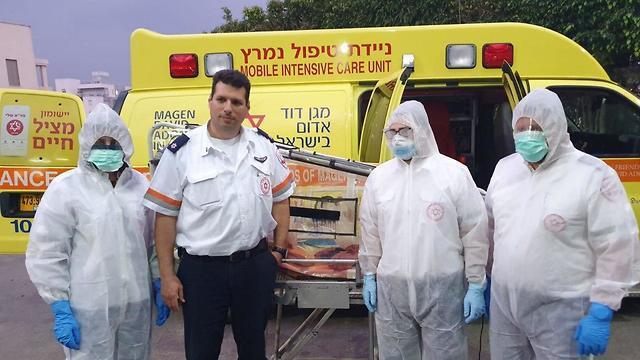 Пассажиров из аэропорта Бен-Гурион перевезут в больницу "Шиба" на спецмашинах скорой помощи. Фото: МАДА