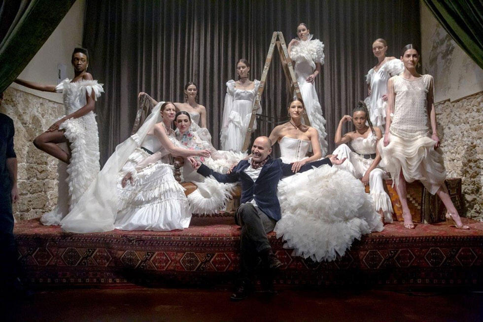 Виктор Беллаиш и его модели. Фото: Инбаль Мармари (Фото: Инбаль Мармари) Виктор Беллаиш и его модели. Фото: Инбаль Мармари