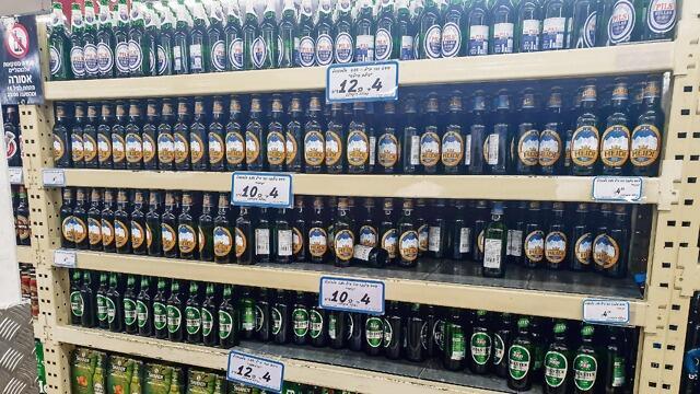 Пиво на прилавках. Фото: Ярив Кац (צילום: יריב כץ) Пиво на прилавках. Фото: Ярив Кац