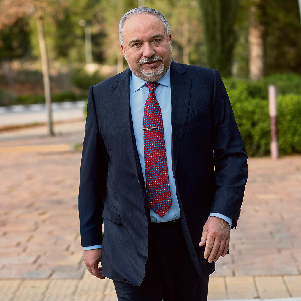 Авигдор Либерман. Фото с обложки приложения "Мусаф ле-шабат"nullnull Авигдор Либерман. Фото с обложки приложения "Мусаф ле-шабат"