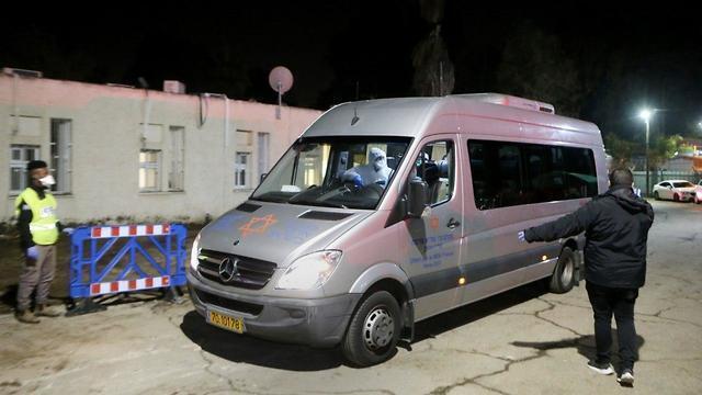 Автобус, на котором вернувшихся доставили с самолета в больницу. Фото: Ави Муалем