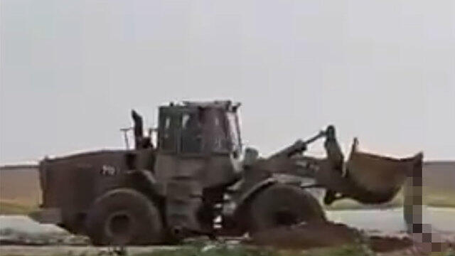 Борьба за тело террориста между бульдозером ЦАХАЛа и террористамиnullnull Борьба за тело террориста между бульдозером ЦАХАЛа и террористами