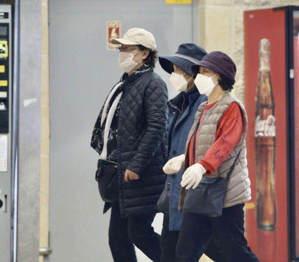 Туристы из Южной Кореи перед посадкой на рейс. Фото: Моти Кимхи (צילום: מוטי קמחי) Туристы из Южной Кореи перед посадкой на рейс. Фото: Моти Кимхи