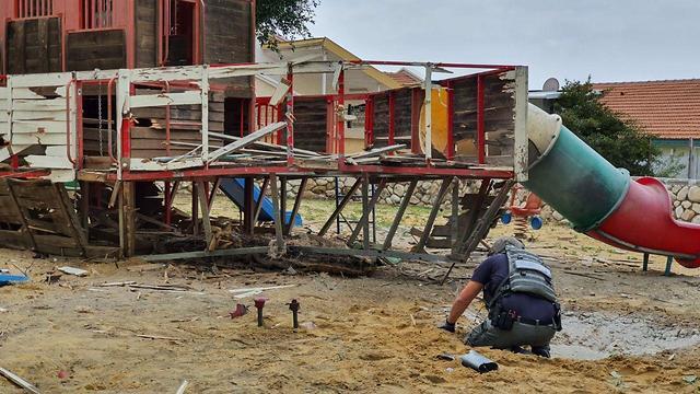 На месте падения ракеты в Сдероте. Фото: пресс-служба полиции (צילום: דוברות המשטרה) На месте падения ракеты в Сдероте. Фото: пресс-служба полиции