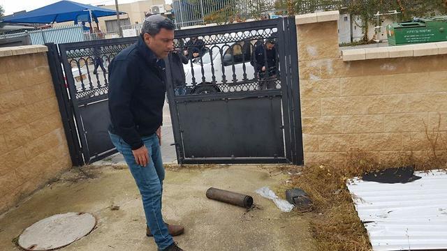 Ракета во дворе жилого дома. Фoто: мэрия Сдерота (צילום: עיריית שדרות) Ракета во дворе жилого дома. Фoто: мэрия Сдерота