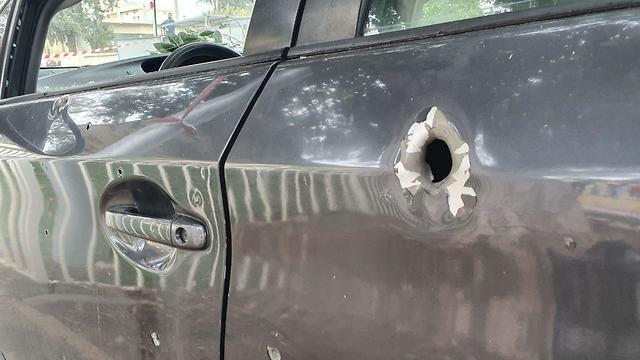 Поврежденный осколками автомобиль. Фото: Барэль Эфрис (צילום: בראל אפרים) Поврежденный осколками автомобиль. Фото: Барэль Эфрис