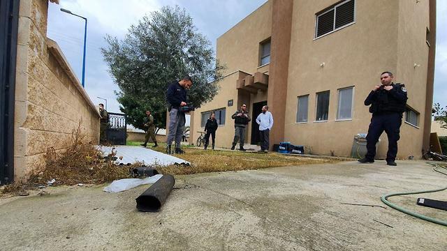 Падение ракеты в Сдероте. Фото: пресс-служба полиции (צילום: דוברות המשטרה) Падение ракеты в Сдероте. Фото: пресс-служба полиции