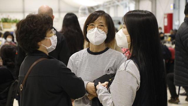 Туристы из Южной Кореи перед посадкой на рейс. Фото: Шауль Голан (צילום: שאול גולן) Туристы из Южной Кореи перед посадкой на рейс. Фото: Шауль Голан