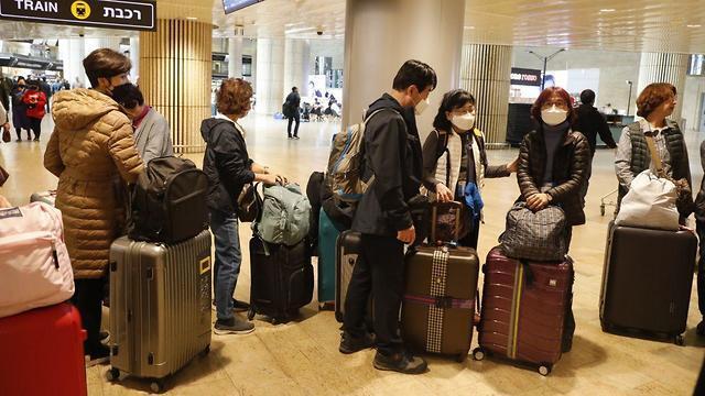 Туристы из Южной Кореи перед посадкой на рейс. Фото: Шауль Голан (צילום: שאול גולן) Туристы из Южной Кореи перед посадкой на рейс. Фото: Шауль Голан
