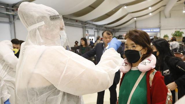 Обследование пассажиров перед вылетом из Израиля в Южную Корею, 24 февраля. Фото: Шауль Голан (צילום: שאול גולן) Обследование пассажиров перед вылетом из Израиля в Южную Корею, 24 февраля. Фото: Шауль Голан