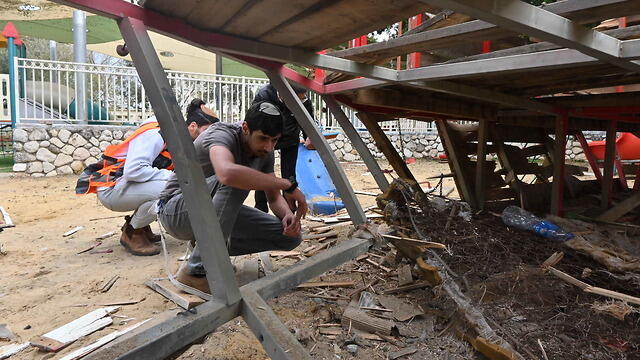 На месте падения ракеты в Сдероте. Фото: Ави Роках (צילום: אבי רוקח) На месте падения ракеты в Сдероте. Фото: Ави Роках