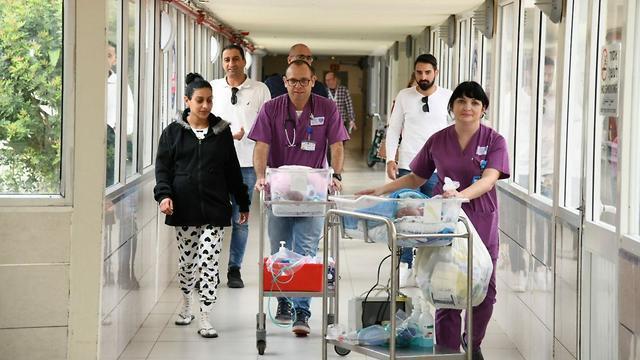 Новорожденных переводят в укрытие. Фото: пресс-служба больницы "Барзилай" в Ашкелоне (צילום: דוברות בית חולים ברזילי) Новорожденных переводят в укрытие. Фото: пресс-служба больницы "Барзилай" в Ашкелоне