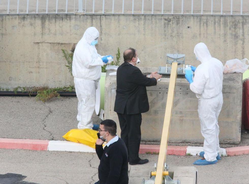 В аэропорту Бен-Гурион перед вылетом спецрейса в Сеул. Фото: Моти Кимхи (צילום: מוטי קמחי) В аэропорту Бен-Гурион перед вылетом спецрейса в Сеул. Фото: Моти Кимхи