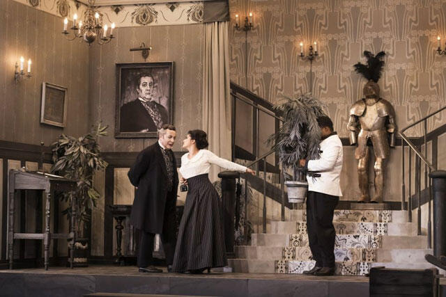 Сцена из спектакля "Севильский цирюльник". Фото: Миклош Сабо