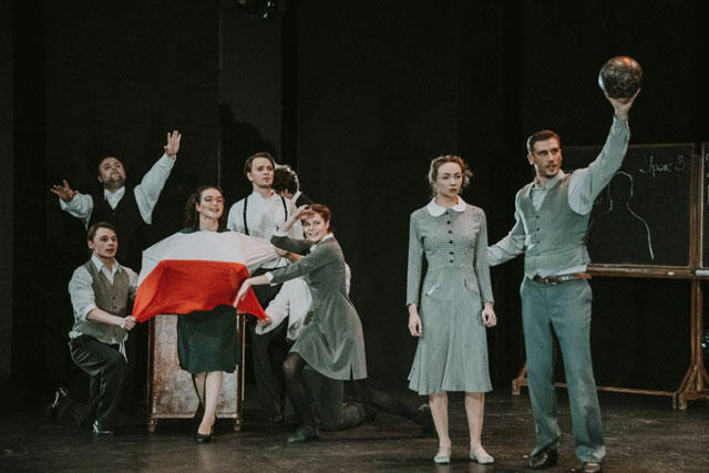 Сцена из спектакля "Наш класс". Фото: Юлия Губина