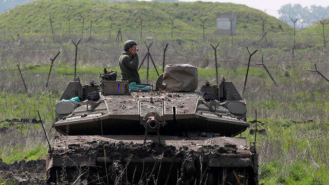Танк ЦАХАЛа у границы сектора Газы. Фото: AFP (צילום: AFP) Танк ЦАХАЛа у границы сектора Газы. Фото: AFP
