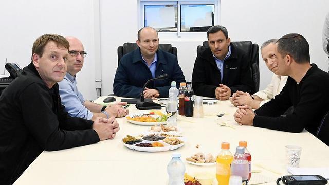 Министр обороны Нафтали Беннет проводит совещание в Сдероте. Фото: Ариэль Хермони, пресс-служба минобороны (צילום: אריאל חרמוני משרד הביטחון ) Министр обороны Нафтали Беннет проводит совещание в Сдероте. Фото: Ариэль Хермони, пресс-служба минобороны