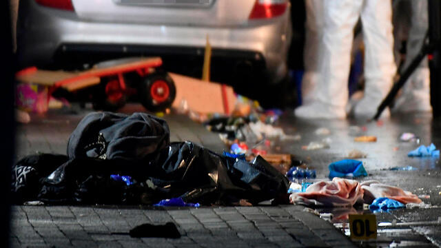 На месте наезда в Фолькмарзене. Фото: AFP (צילום: AFP) На месте наезда в Фолькмарзене. Фото: AFP