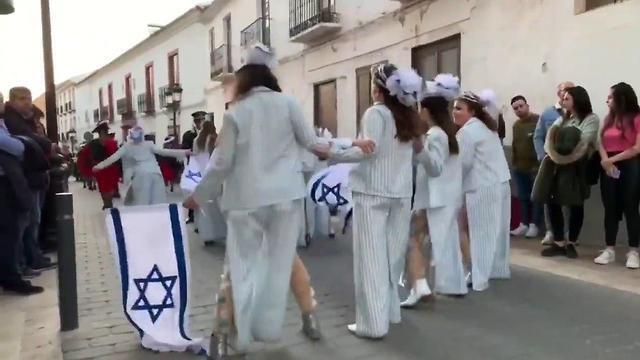 Карнавал в Испании, танцоры с флагами Израиляnullnull Карнавал в Испании, танцоры с флагами Израиля