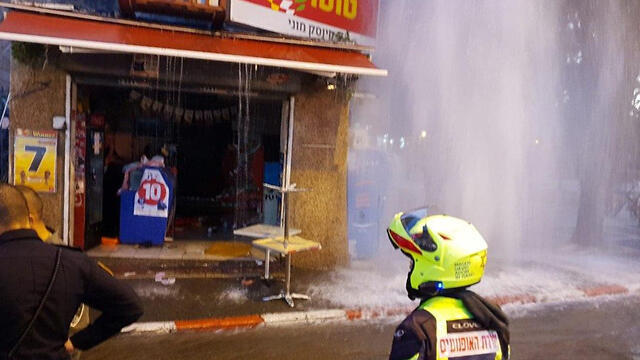 На месте наезда в Рамле. Фото: оперативная съемка МАДА (צילום: תיעוד מבצעי מד"א) На месте наезда в Рамле. Фото: оперативная съемка МАДА