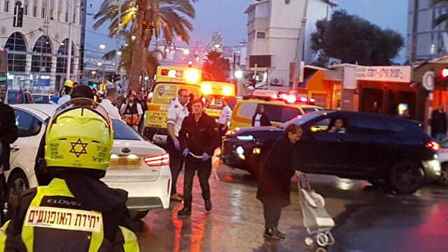 На месте ДТП в Рамле. Фото: оперативная съемка МАДА (צילום: תיעוד מבצעי מד"א) На месте ДТП в Рамле. Фото: оперативная съемка МАДА