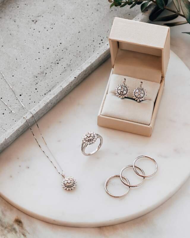 Гарнитур бриллиантовых украшений к 8 марта от Zaban (Фото: Zaban) Гарнитур бриллиантовых украшений к 8 марта от Zaban