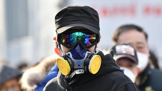 Каждый защищается, как может. Фото: AFP (צילום: AFP) Каждый защищается, как может. Фото: AFP