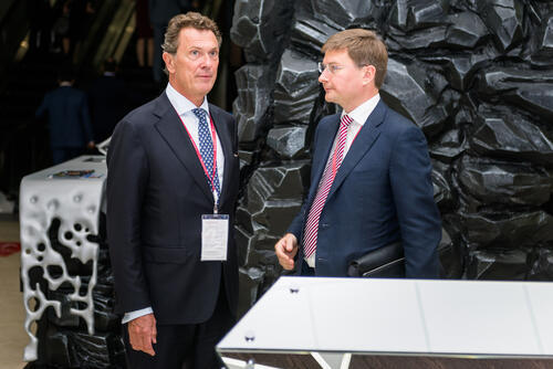 Сергей Иванов (справа) на выставке компании "Алроса" в России. Фото: Rapax shutterstock (Сергей Иванов (справа) на выставке компании "Алроса" в России. Фото: Rapax shutterstock) Сергей Иванов (справа) на выставке компании "Алроса" в России. Фото: Rapax shutterstock