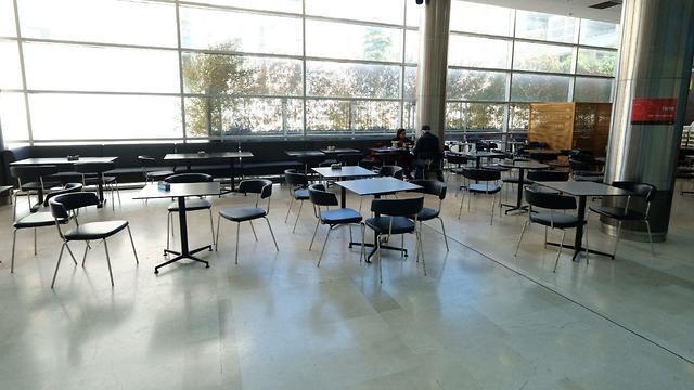 Опустевший торговый центр в Гиватаиме. Фото: Шауль Голан (צילום: שאול גולן) Опустевший торговый центр в Гиватаиме. Фото: Шауль Голан