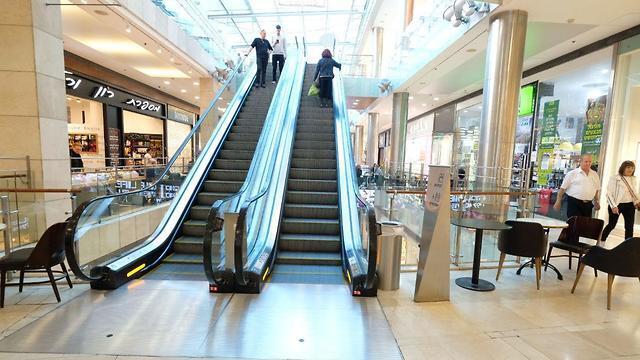 Опустевший торговый центр в Гиватаиме. Фото: Шауль Голан (צילום: שאול גולן) Опустевший торговый центр в Гиватаиме. Фото: Шауль Голан