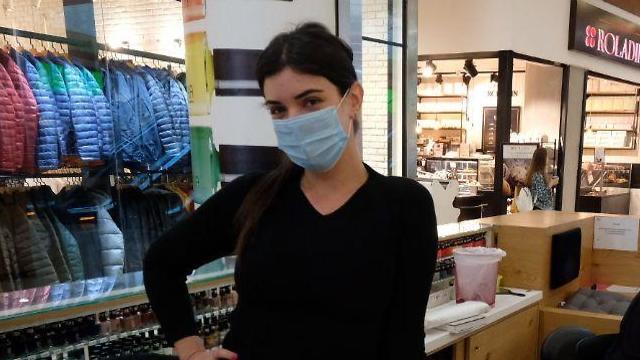 Сотрудница одного из магазинов в торговом центре в Гиватаиме. Фото: Шауль Голан (צילום: שאול גולן) Сотрудница одного из магазинов в торговом центре в Гиватаиме. Фото: Шауль Голан
