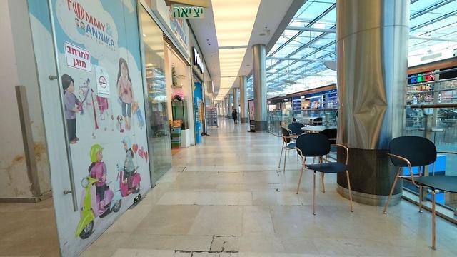 Опустевший торговый центр в Гиватаиме. Фото: Шауль Голан (צילום: שאול גולן) Опустевший торговый центр в Гиватаиме. Фото: Шауль Голан