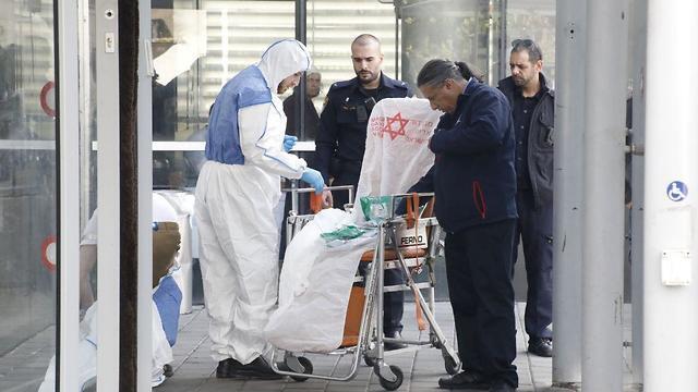 Бригада МАДА готовится к эвакуации больного из торгового центра. Фото: Шауль Голан (צילום: שאול גולן) Бригада МАДА готовится к эвакуации больного из торгового центра. Фото: Шауль Голан