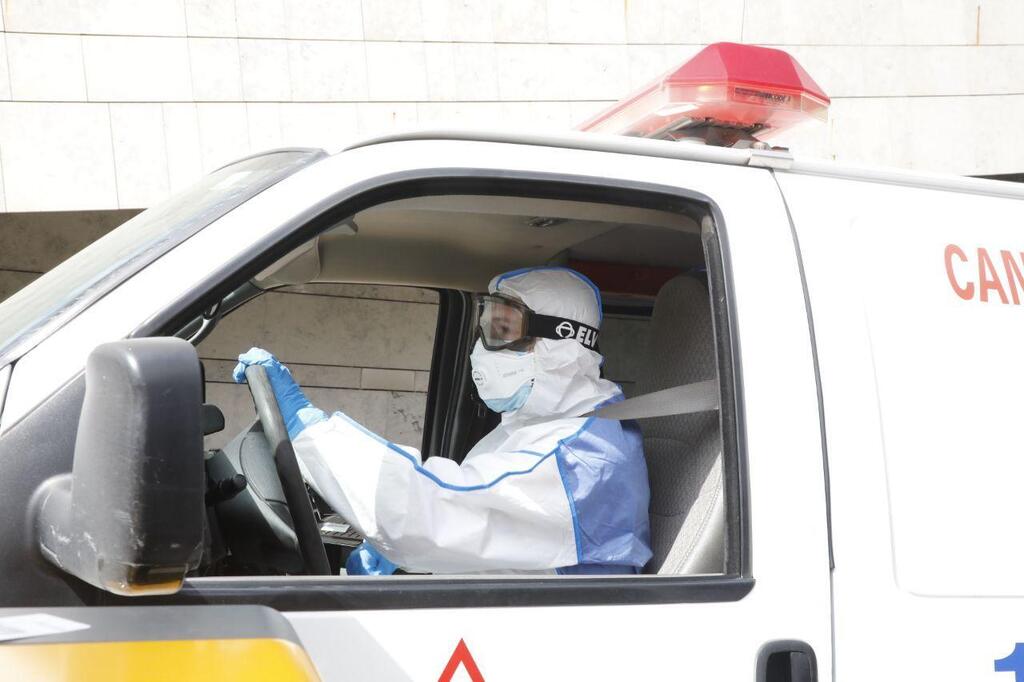 צוות מד"א מגיע לאסוף אדם חולה חשד קורונה קניון גבעתיים