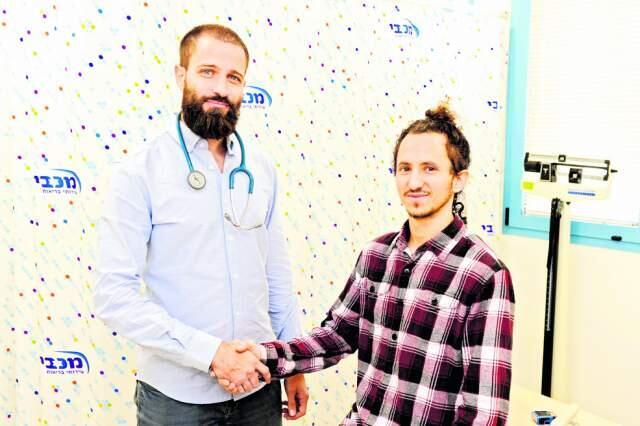 Асаф Коэн и его спаситель д-р Биргер. Фото: Коби Куанкес (Фото: Коби Куанкес) Асаф Коэн и его спаситель д-р Биргер. Фото: Коби Куанкес