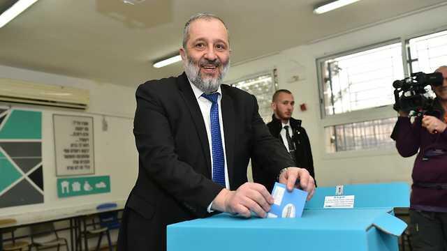 Дери на избирательном участке. Фото: Йоав Дудкевич (צילום: יואב דודקביץ') Дери на избирательном участке. Фото: Йоав Дудкевич