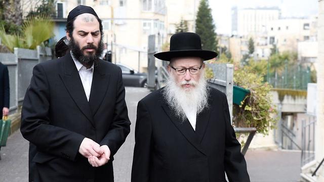 Раввин Яаков Лицман по дороге на избирательный участок. Фото: Шалев Шалом (צילום: שלו שלום ) Раввин Яаков Лицман по дороге на избирательный участок. Фото: Шалев Шалом