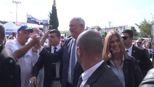 Бени Ганц и его супруга приехали голосовать в Рош ха-Аин. Фото: Ницан Дрор (צילום: ניצן דרור ) Бени Ганц и его супруга приехали голосовать в Рош ха-Аин. Фото: Ницан Дрор