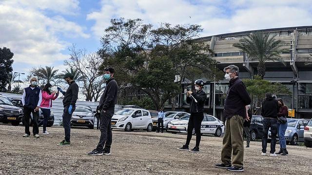 Очередь возле спецучастка в Тель-Авиве. Фото: Сиван Хилаи