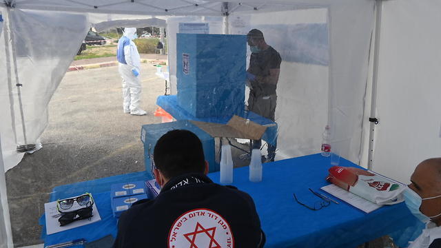 Голосование на карантинном участке в Ашкелоне. Фото: Ави Роках