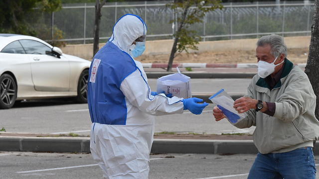 Голосование на карантинном участке в Ашкелоне. Фото: Ави Роках